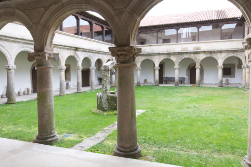 Vista genreal del claustro de Ferreira de Pantón